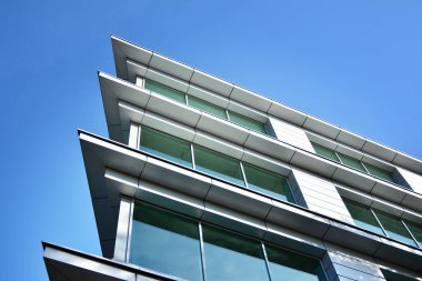 Ofisler için modern bir binanın pencereleri. İş binaları mimarisi.