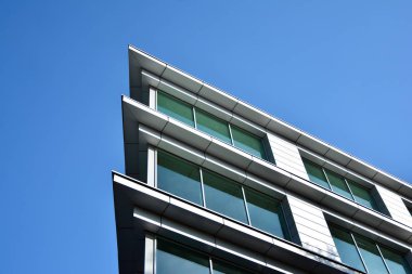 Ofisler için modern bir binanın pencereleri. İş binaları mimarisi.