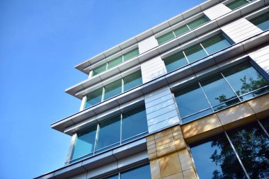 Ofisler için modern bir binanın pencereleri. İş binaları mimarisi.