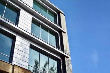 Ofisler için modern bir binanın pencereleri. İş binaları mimarisi.