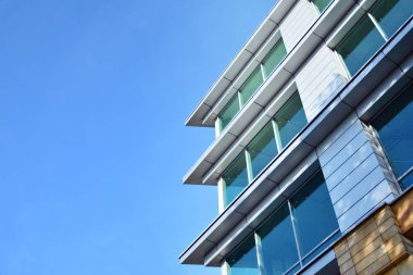 Ofisler için modern bir binanın pencereleri. İş binaları mimarisi.