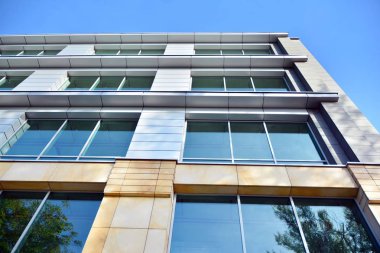 Ofisler için modern bir binanın pencereleri. İş binaları mimarisi.