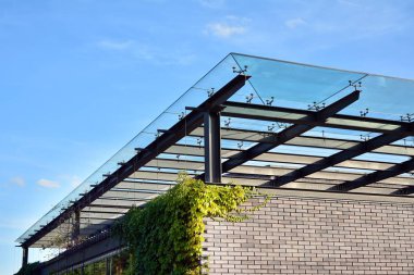 Modern cam ve beton binaya bakmanın soyut görüntüsü. Ofis binasının mimari dış ayrıntıları. 