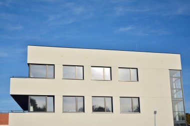 Ofisler için modern bir binanın pencereleri. İş binaları mimarisi.