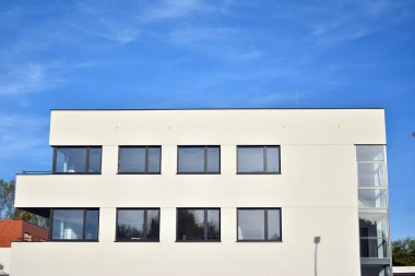 Ofisler için modern bir binanın pencereleri. İş binaları mimarisi.