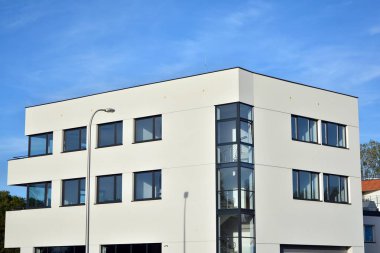 Ofisler için modern bir binanın pencereleri. İş binaları mimarisi.