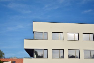 Ofisler için modern bir binanın pencereleri. İş binaları mimarisi.