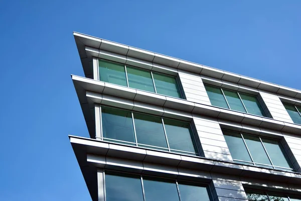 オフィス用の近代的な建物の窓 ビジネスビルの建築 — ストック写真