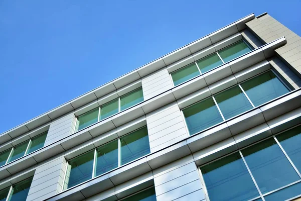 Ofisler için modern bir binanın pencereleri. İş binaları mimarisi.