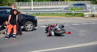 Varşova, Polonya. 11 Eylül 2019. Yolda motosiklet kazası. Motosiklet kazasının detayları
