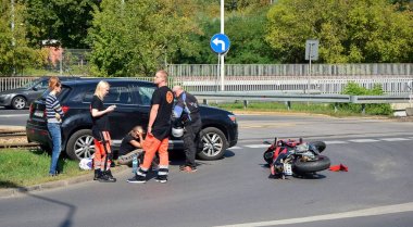 Varşova, Polonya. 11 Eylül 2019. Yolda motosiklet kazası. Motosiklet kazasının detayları