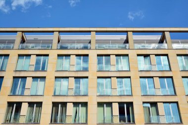 Ofisler için modern bir binanın pencereleri. İş binaları mimarisi.