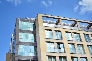 Ofisler için modern bir binanın pencereleri. İş binaları mimarisi.