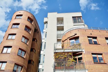 Modern Avrupa konut binaları çeyreği. Soyut mimari, modern şehir geometrisinin bir parçası.