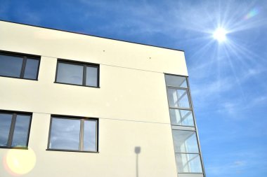 Modern ofis bina detay, güneş ışığı ile cam yüzey