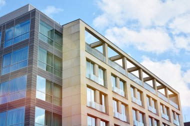 Modern ofis bina detay, güneş ışığı ile cam yüzey
