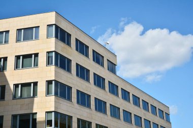 İş merkezindeki yeni ofis binası. Çelikten ve camdan yapılmış mavi gökyüzü. 