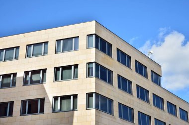 İş merkezindeki yeni ofis binası. Çelikten ve camdan yapılmış mavi gökyüzü. 