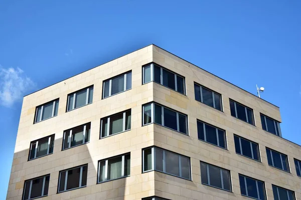Нова Офісна Будівля Діловому Центрі Стіна Сталі Скла Блакитним Небом — стокове фото