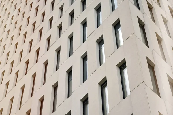Nowoczesny Budynek Biurowy Szczegółowo Widok Perspektywiczny Geometrycznych Kątowych Okien Betonowych — Zdjęcie stockowe