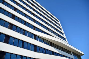 Modern ofis binası cephe parçası. Cam duvar soyut tekstürlü dış.