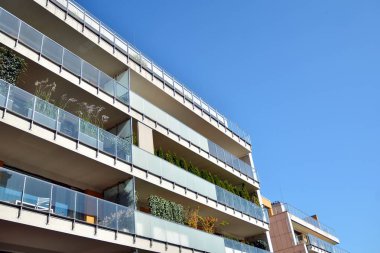 Çağdaş mimarinin soyut parçası. Konut modern bina