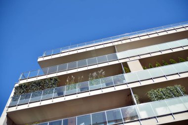 Çağdaş mimarinin soyut parçası. Konut modern bina