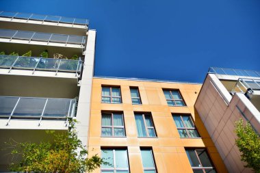 Çağdaş mimarinin soyut parçası. Konut modern bina