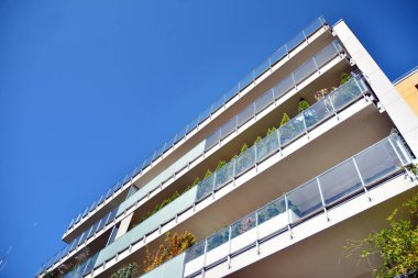 Modern ofis binası cephe parçası. Cam duvar soyut tekstürlü dış.