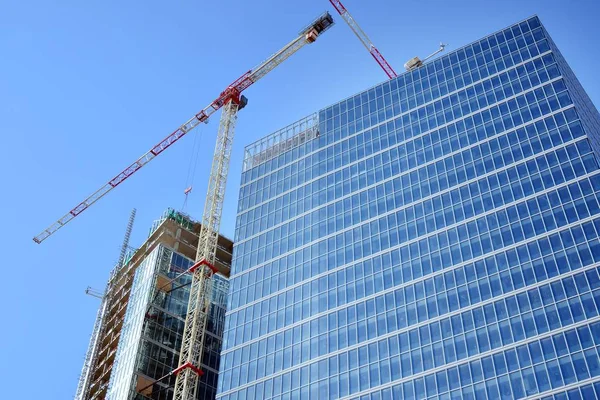 Construção Construção Guindastes Sob Céu Nublado — Fotografia de Stock