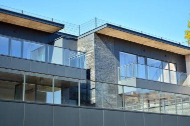 Çağdaş mimarinin soyut parçası. Konut modern bina