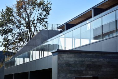 Çağdaş mimarinin soyut parçası. Konut modern bina