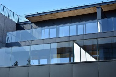 Çağdaş mimarinin soyut parçası. Konut modern bina