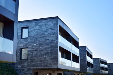 Çağdaş mimarinin soyut parçası. Konut modern bina