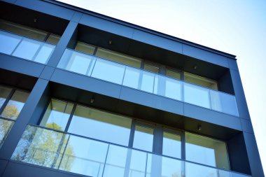 Çağdaş mimarinin soyut parçası. Konut modern bina