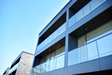 Çağdaş mimarinin soyut parçası. Konut modern bina