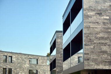 Çağdaş mimarinin soyut parçası. Konut modern bina