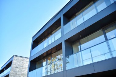 Çağdaş mimarinin soyut parçası. Konut modern bina