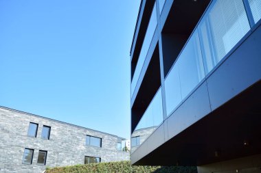 Çağdaş mimarinin soyut parçası. Konut modern bina