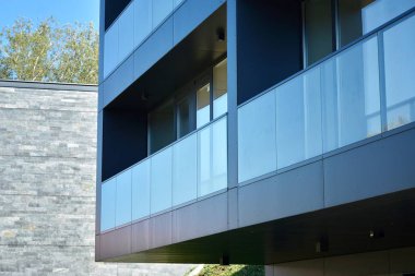 Çağdaş mimarinin soyut parçası. Konut modern bina