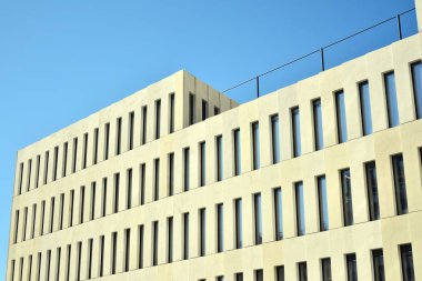 Modern ofis binası detayı. Modernist brutalist tarzı binanın cephesinde geometrik açısal beton pencerelerin perspektif görünümü. 