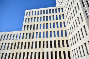 Modern ofis binası detayı. Modernist brutalist tarzı binanın cephesinde geometrik açısal beton pencerelerin perspektif görünümü. 