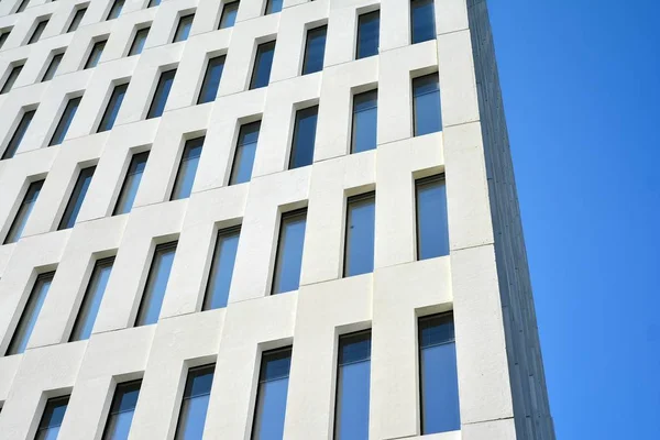 Detalhe Moderno Edifício Escritório Vista Prospectiva Janelas Concreto Angular Geométrico — Fotografia de Stock