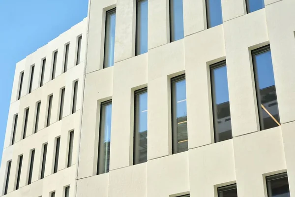 Modern Kantoorgebouw Detail Perspectief Geometrische Hoekige Betonnen Ramen Gevel Van — Stockfoto