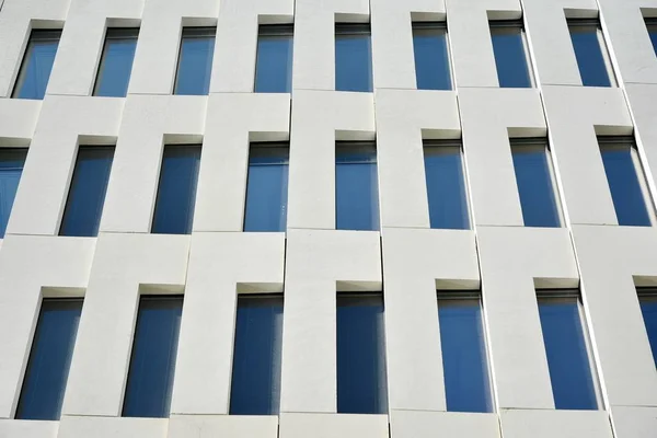 Dettaglio Moderno Edificio Uffici Veduta Prospettica Finestre Geometriche Angolari Calcestruzzo — Foto Stock