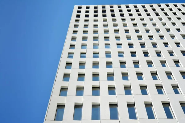 Détail Moderne Bâtiment Bureaux Vue Perspective Fenêtres Géométriques Béton Angulaire — Photo