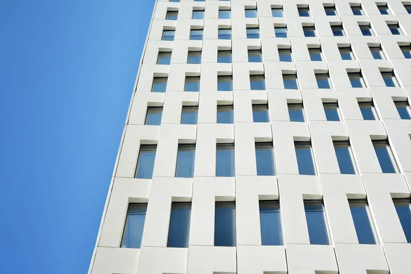 Modern Kantoorgebouw Detail Perspectief Geometrische Hoekige Betonnen Ramen Gevel Van — Stockfoto