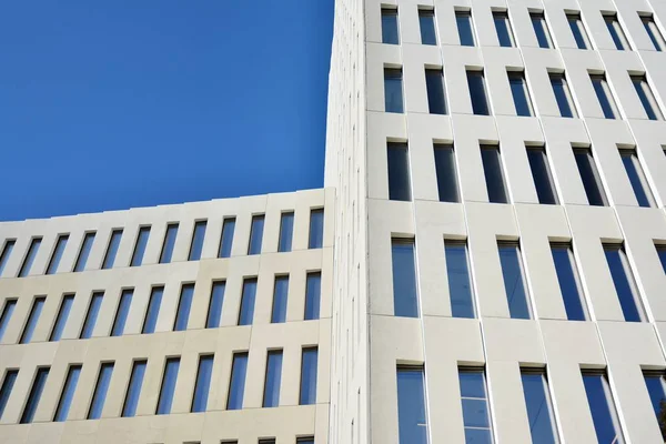 Detalhe Moderno Edifício Escritório Vista Prospectiva Janelas Concreto Angular Geométrico — Fotografia de Stock