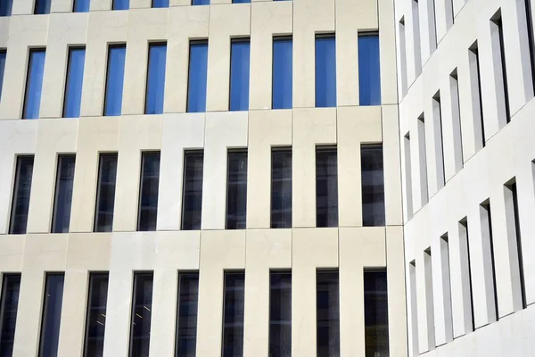Détail Moderne Bâtiment Bureaux Vue Perspective Fenêtres Géométriques Béton Angulaire — Photo