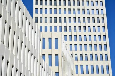Modern ofis binası detayı. Modernist brutalist tarzı binanın cephesinde geometrik açısal beton pencerelerin perspektif görünümü. 